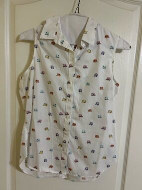 Lands' End White Sleeveless Button-Front Shirt with Colorful Camper Print